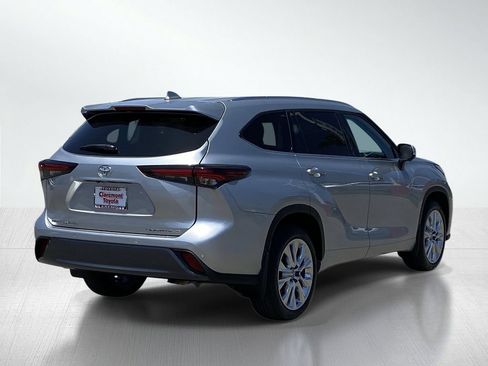 Certified 2024 Toyota Highlander Limited AWD/4WD image 8
