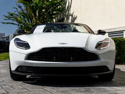 Used 2019 Aston Martin DB11 Volante image 32