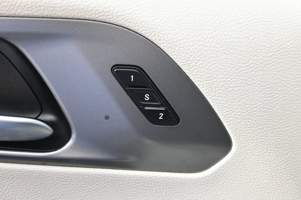 Used 2023 Chrysler Pacifica Touring-L FWD image 17