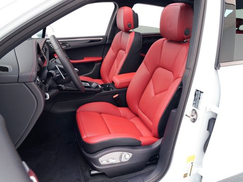 Certified 2026 Porsche Macan AWD/4WD image 5