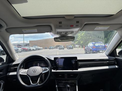 Used 2025 Volkswagen Jetta SE FWD image 34
