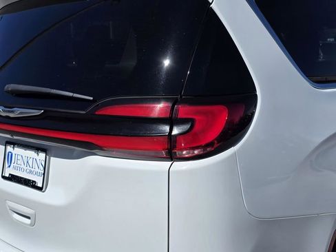 Used 2024 Chrysler Pacifica Touring-L image 14