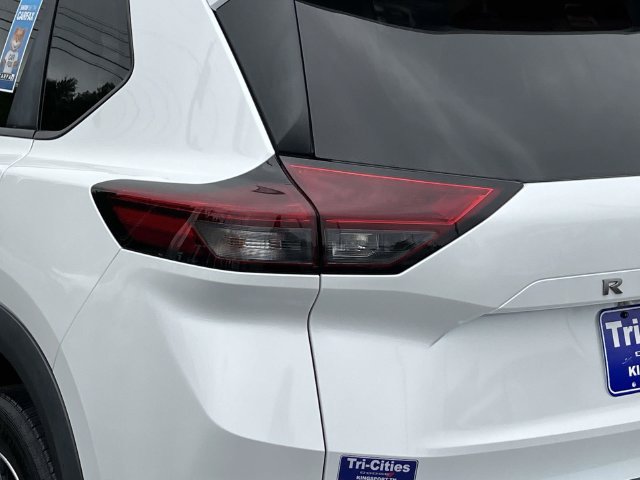 Used 2024 Nissan Rogue SV AWD/4WD image 5
