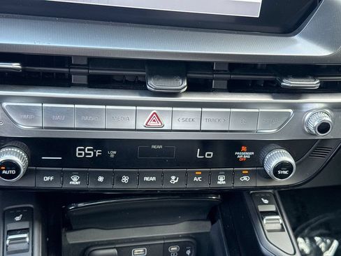 Used 2025 Kia Telluride S AWD/4WD image 17