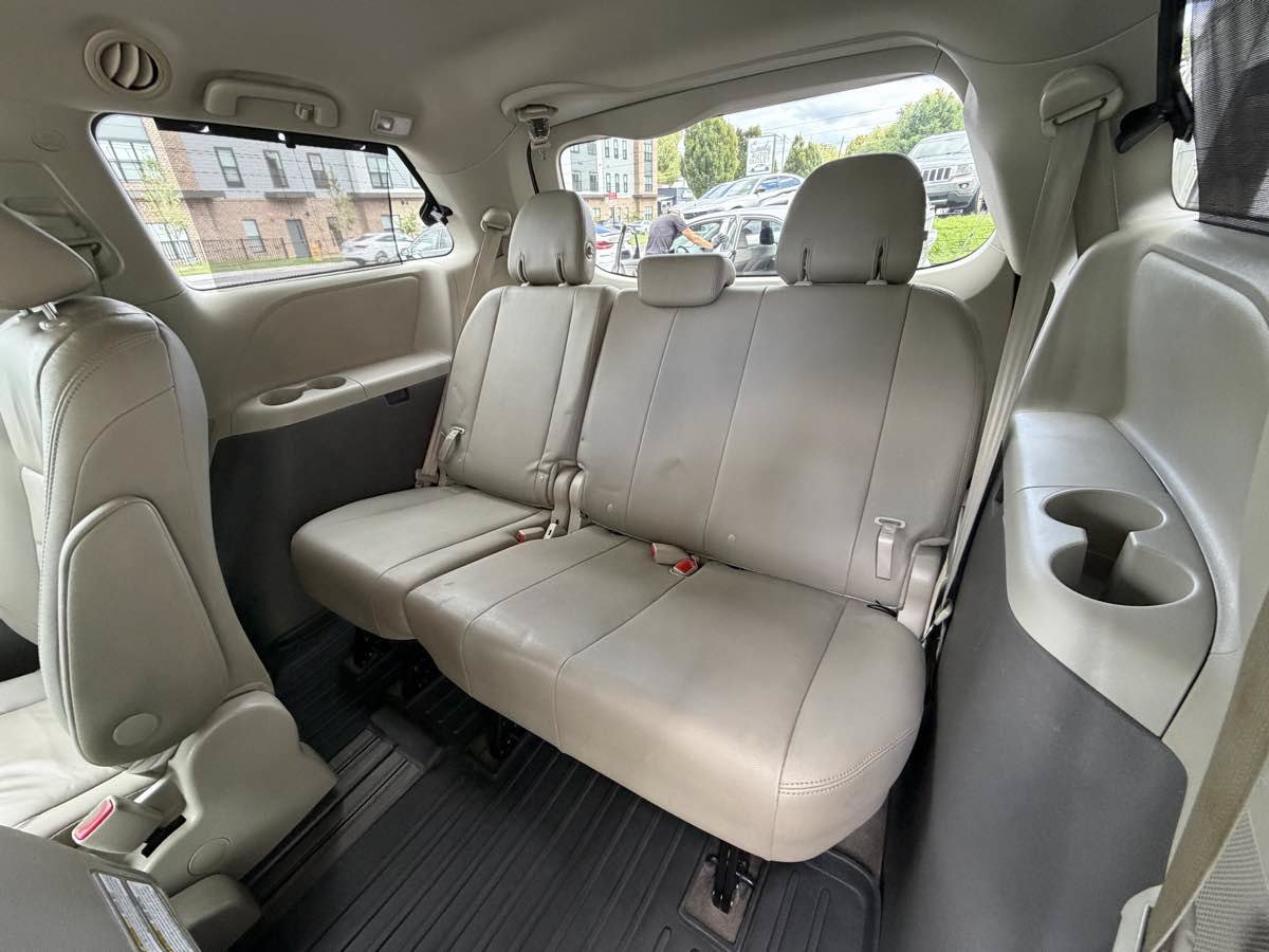 Used 2018 Toyota Sienna XLE Premium FWD image 23