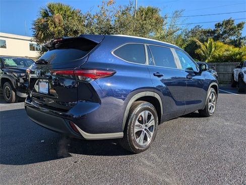 Used 2024 Toyota Highlander XLE image 4