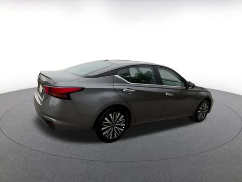 Used 2025 Nissan Altima 2.5 SV FWD image 14
