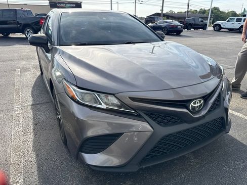 Used 2018 Toyota Camry SE FWD image 3
