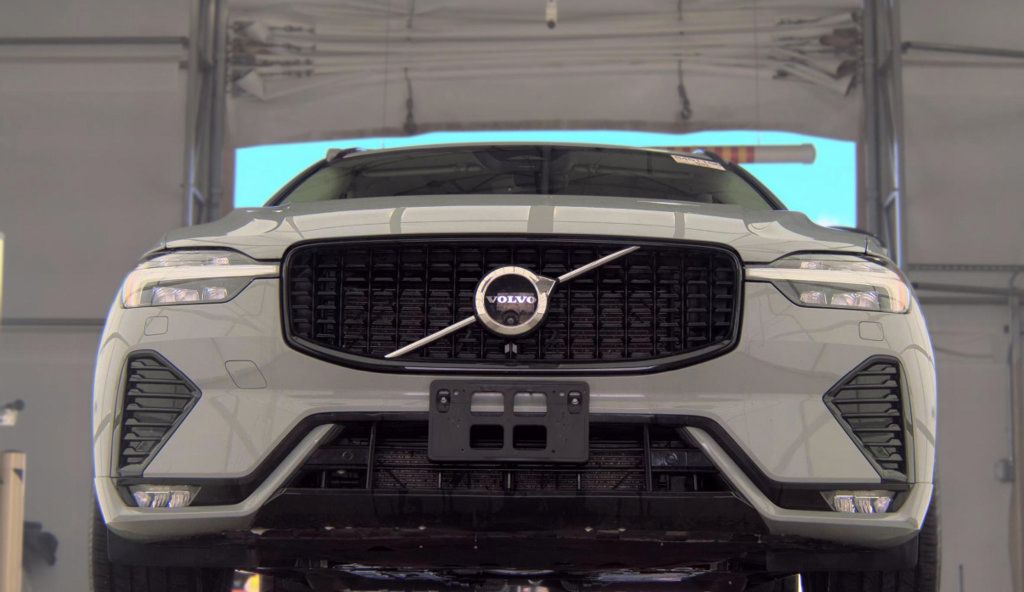 Used 2024 Volvo XC60 B5 Plus w/ Protection Package Premier AWD/4WD image 4