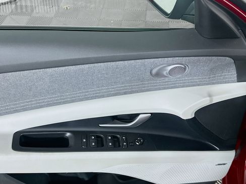 Used 2024 Hyundai Elantra Limited image 15