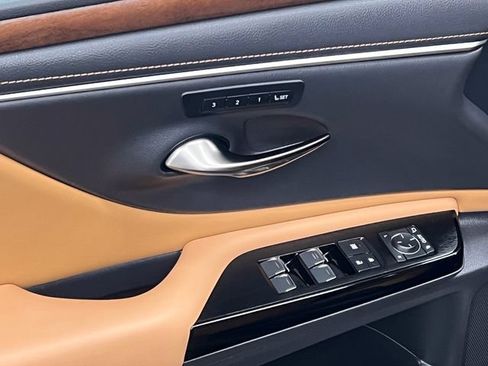 Certified 2024 Lexus ES 300h w/ Premium Package FWD image 10