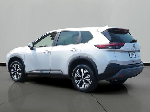 Used 2023 Nissan Rogue SV image 2