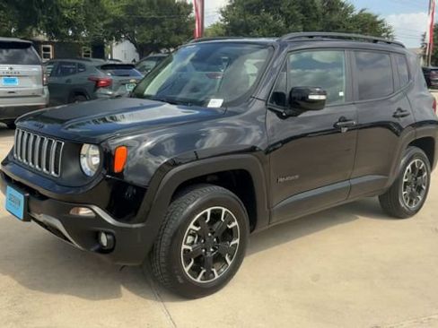 Used 2023 Jeep Renegade Latitude AWD/4WD image 4