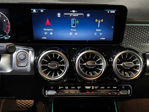 Used 2025 Mercedes-Benz GLB 250 4MATIC image 28