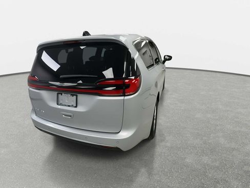 Used 2024 Chrysler Pacifica Touring-L image 8