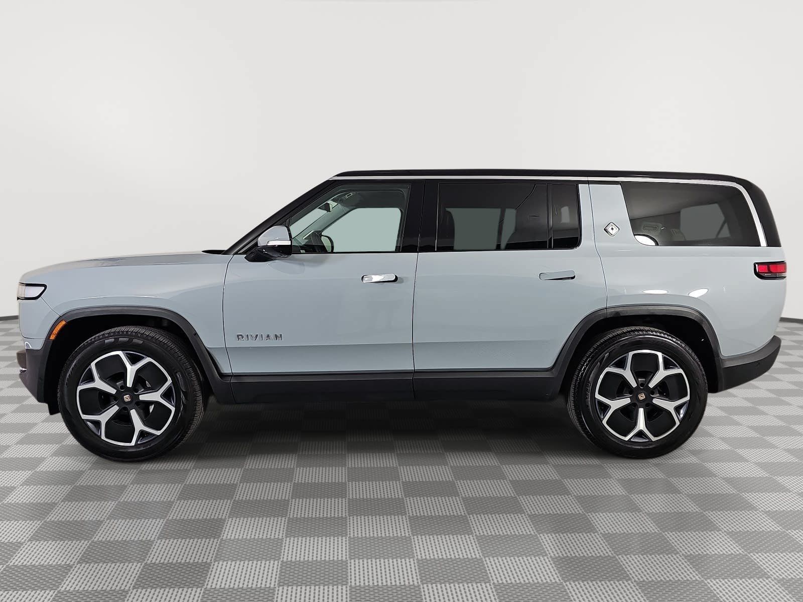 Used 2024 Rivian R1S Adventure Dual AWD/4WD image 5