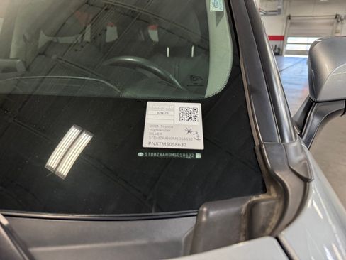 Used 2021 Toyota Highlander XLE FWD image 24