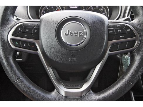 Used 2020 Jeep Cherokee Latitude w/ Mopar Interior Package FWD image 17