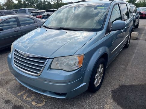 Used 2009 Chrysler Town & Country Touring w/ Family Value Group FWD image 2