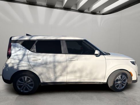 Used 2023 Kia Soul LX image 9