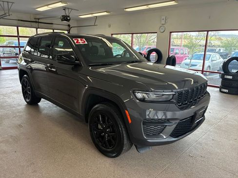 Used 2025 Jeep Grand Cherokee Altitude w/ Trailer Tow Package AWD/4WD image 1