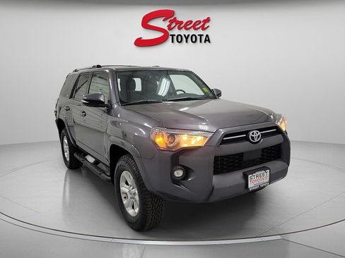 Used 2022 Toyota 4Runner SR5 Premium w/ Moonroof Package AWD/4WD image 3