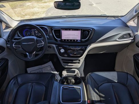 Used 2022 Chrysler Pacifica Touring-L image 16