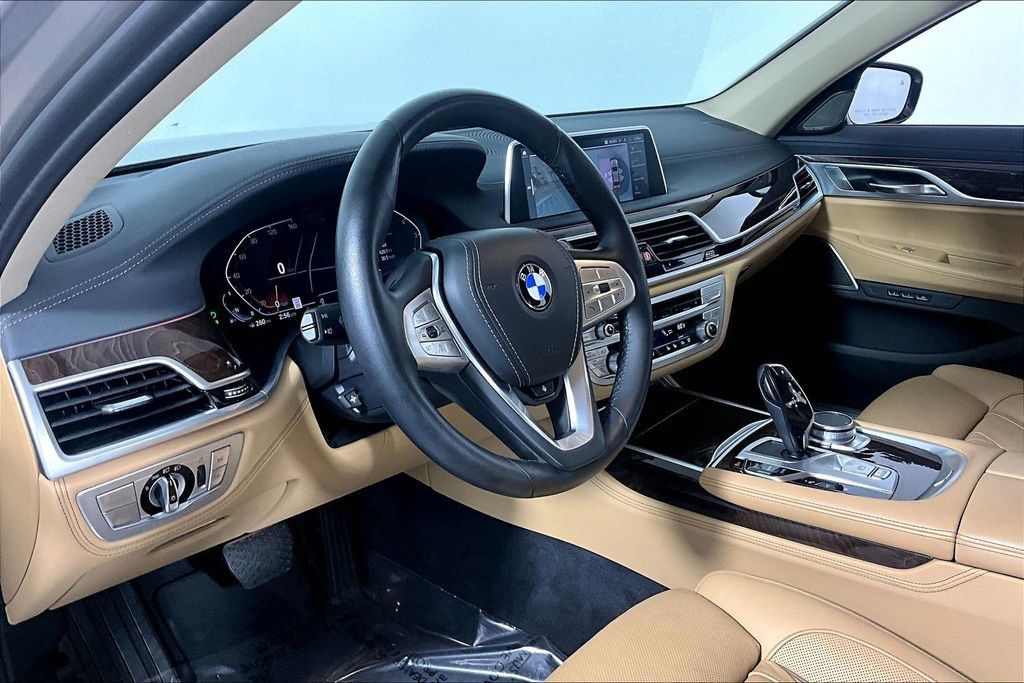 Used 2022 BMW 750i xDrive AWD/4WD image 13
