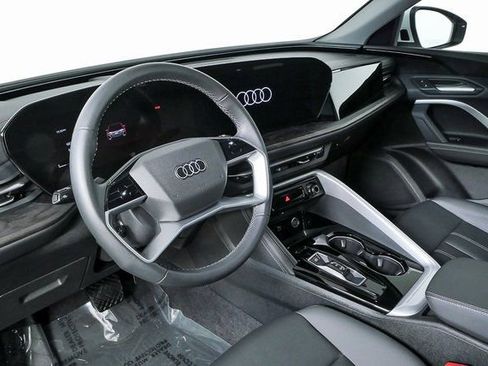 Used 2025 Audi Q5 Premium w/ Convenience Package image 4