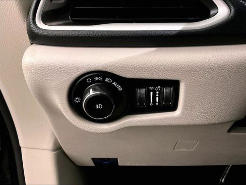 Used 2023 Chrysler Pacifica Touring-L image 31