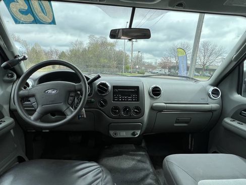 Used 2005 Ford Expedition XLT image 12