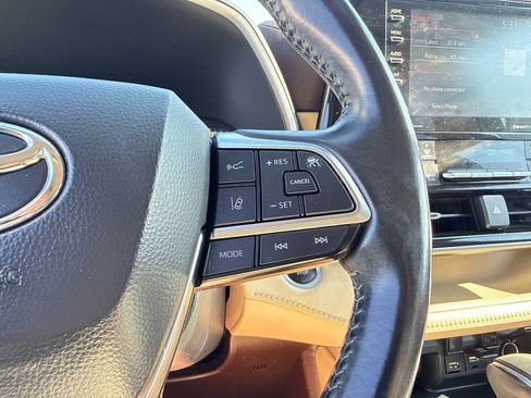 Used 2021 Toyota Highlander XLE AWD/4WD image 16