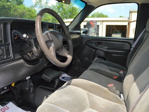 Used 2004 Chevrolet Silverado 2500 W/T w/ Skid Plate Package AWD/4WD image 15