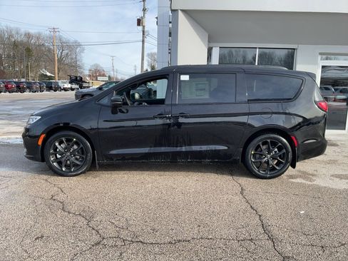 New 2026 Chrysler Pacifica Limited w/ Uconnect Theater Family Group image 4