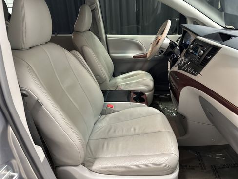 Used 2013 Toyota Sienna XLE image 34