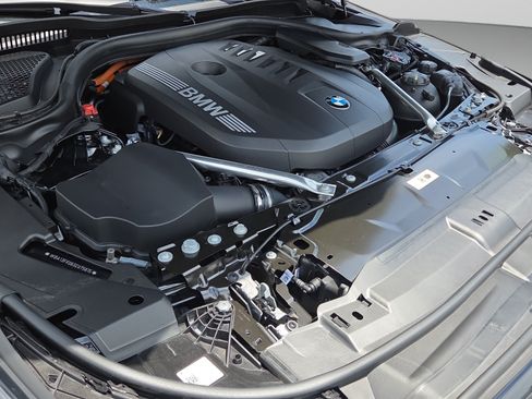 Used 2025 BMW 550e xDrive w/ Premium Package AWD/4WD image 18