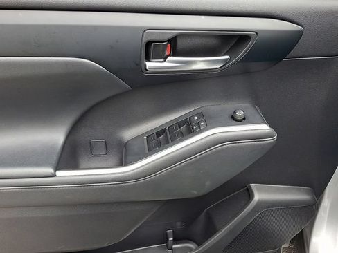 Used 2023 Toyota Highlander XLE AWD/4WD image 15