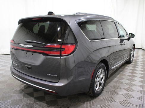 Used 2023 Chrysler Pacifica Limited image 32
