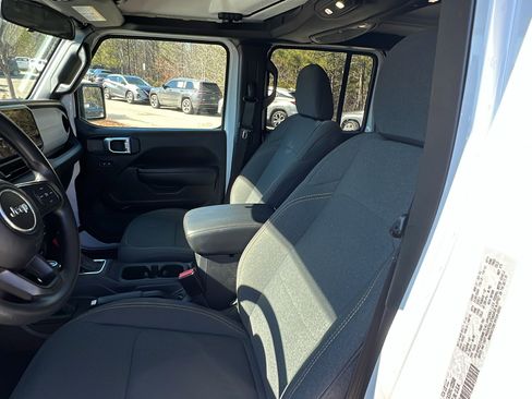 Used 2024 Jeep Gladiator Sport image 16