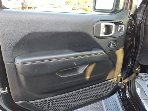 Used 2019 Jeep Wrangler Unlimited Sahara AWD/4WD image 12