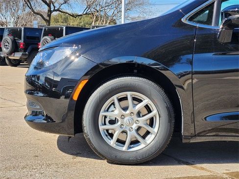 New 2026 Chrysler Voyager LX image 6