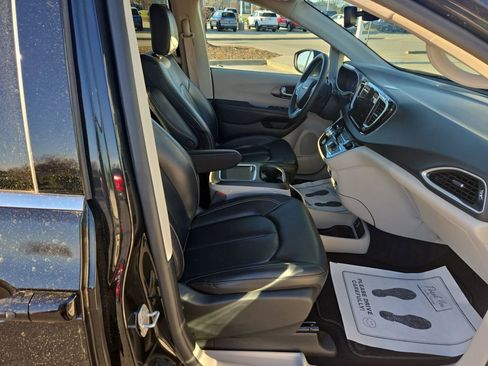 Used 2023 Chrysler Pacifica Touring-L image 33