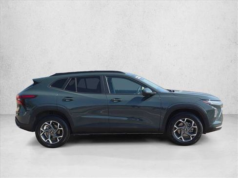 Used 2025 Chevrolet Trax LT w/ LT Convenience Package FWD image 4