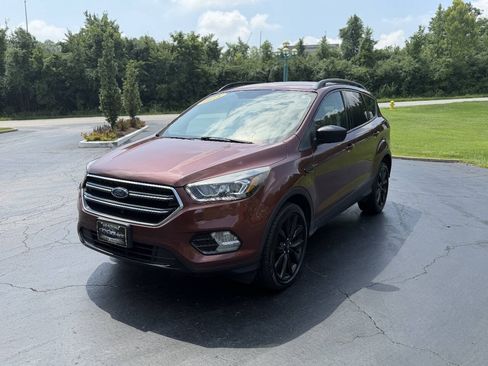 Used 2018 Ford Escape SE w/ SE Sport Appearance Package FWD image 2