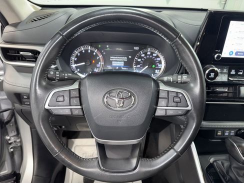 Used 2024 Toyota Highlander LE image 30