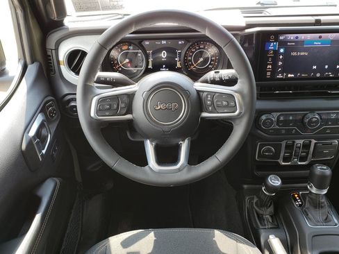 Used 2026 Jeep Wrangler Unlimited Sahara AWD/4WD image 16