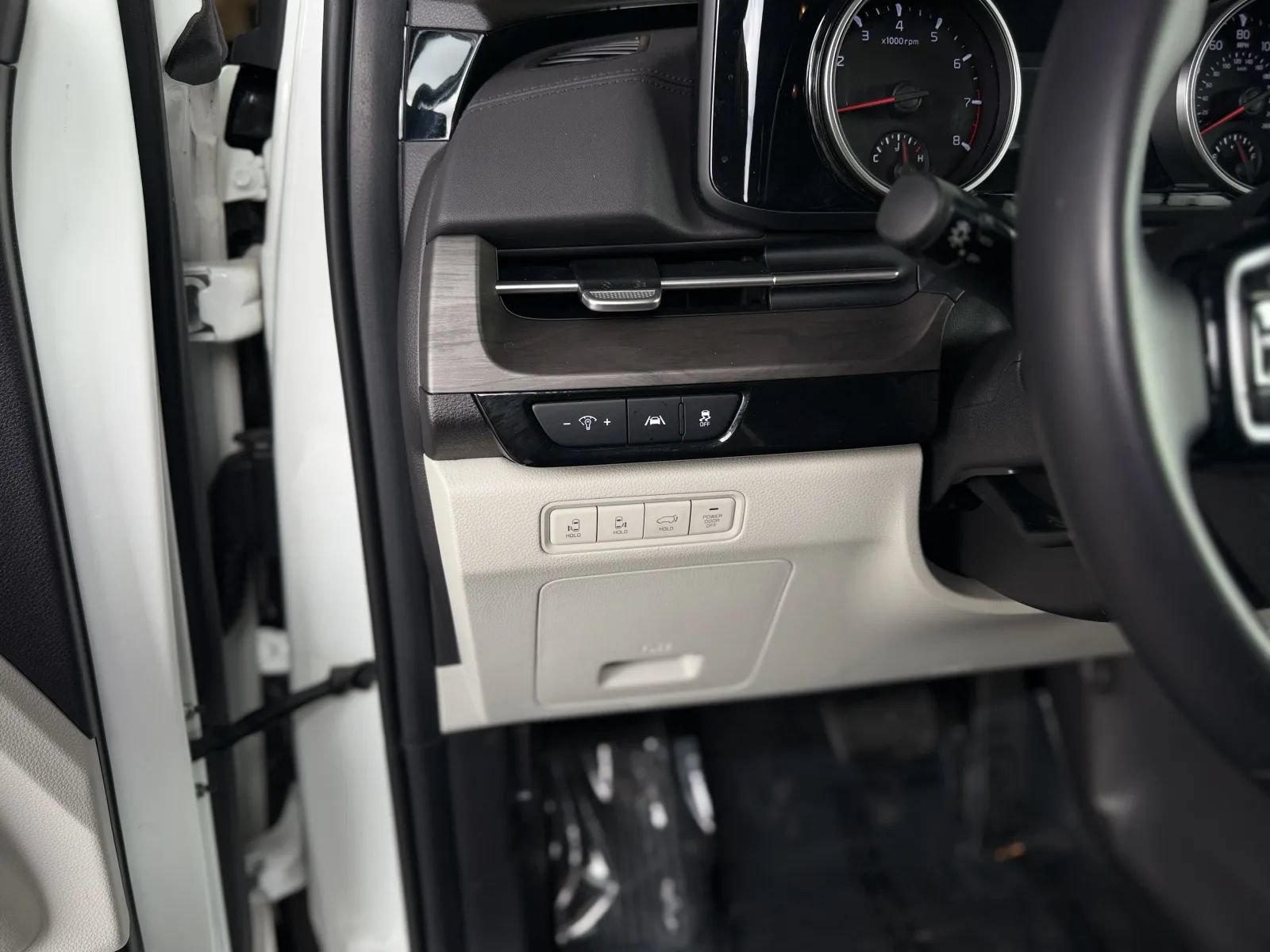 Used 2024 Kia Carnival EX FWD image 26