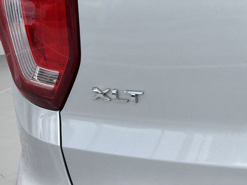 Used 2019 Ford Explorer XLT FWD image 9