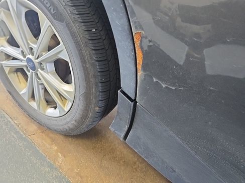 Used 2017 Ford Escape SE w/ Equipment Group 201A image 5