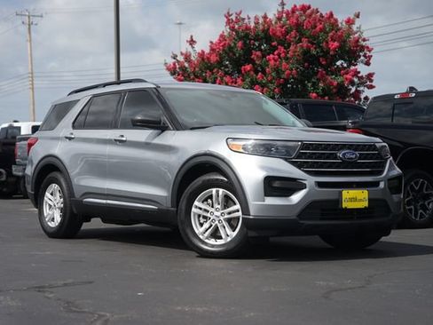 Used 2022 Ford Explorer XLT RWD image 2